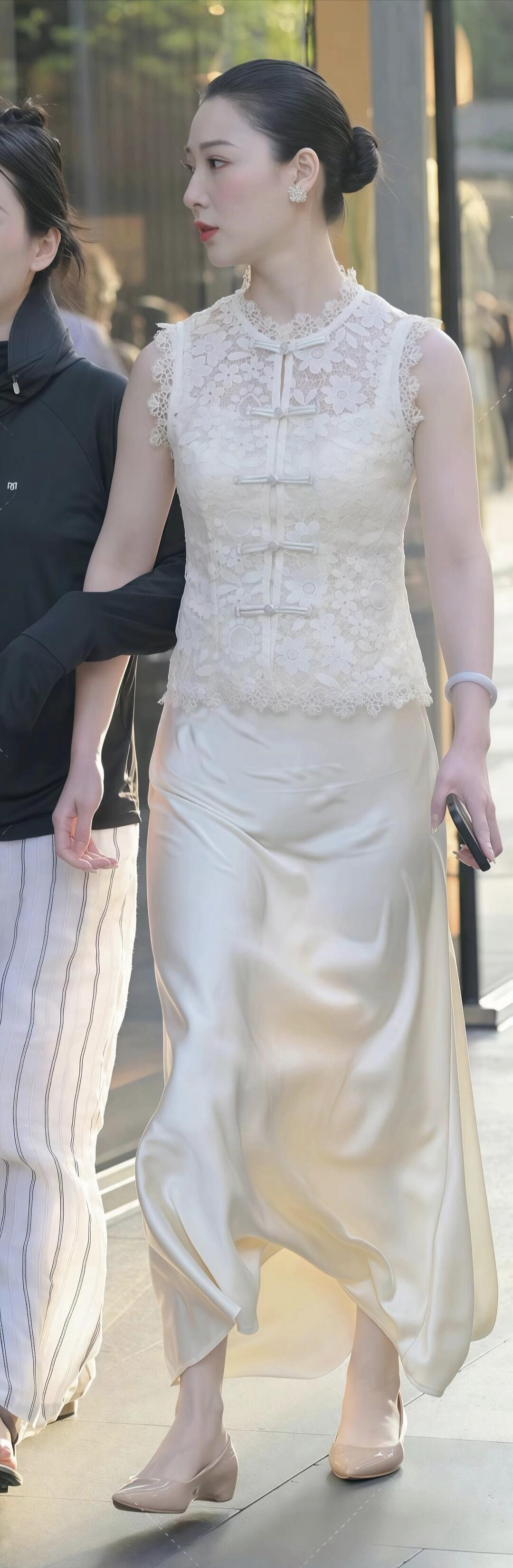 夏天穿搭有好多宝藏组合。百搭白色蕾丝上衣配吊带长裙，绝对是懒人救星，抓起就走不翻