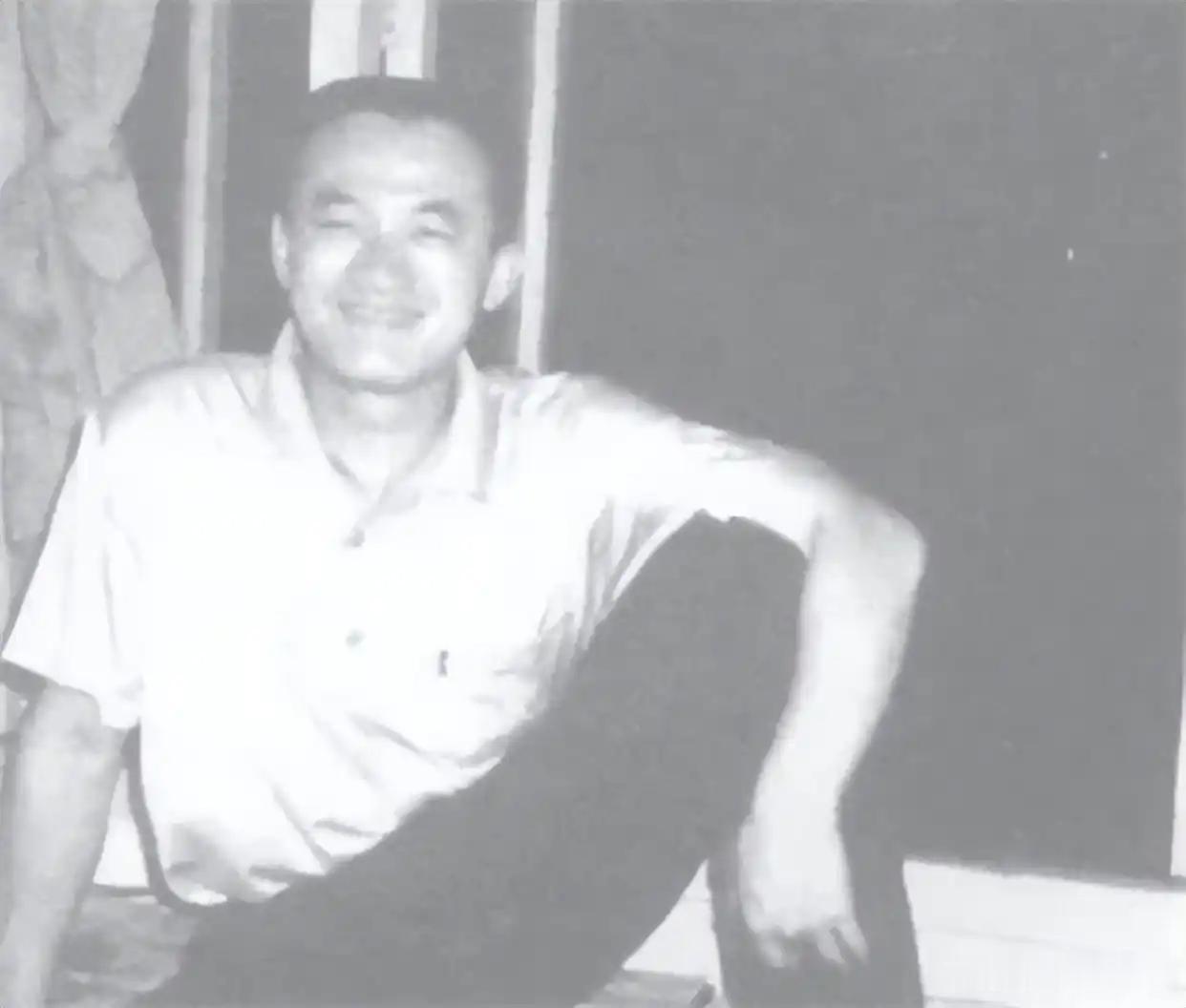 她突然在医生李仁强的脖子上扎了一针，还嬉皮笑脸地说：“跟你开个玩笑。”李仁强当即