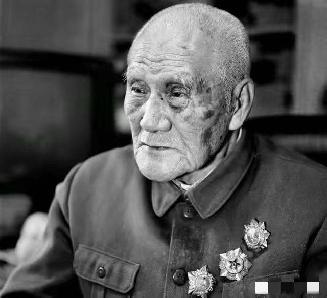 1941年延安，毛主席去食堂时，一个人拎着削尖的木棍朝毛主席后脑勺刺去，千钧一