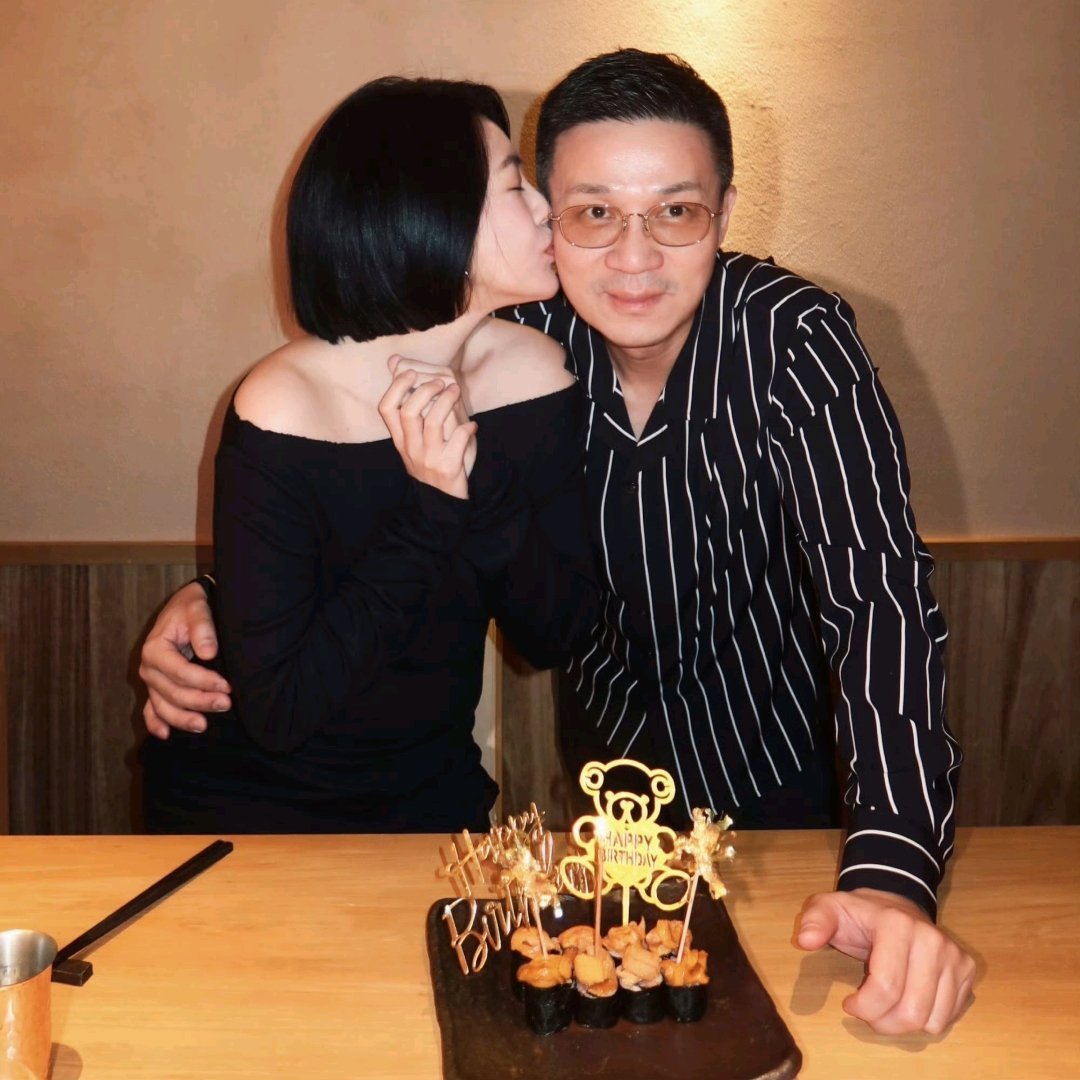 小S亲许雅钧脸颊的那张庆生照一出来，评论区立马两派：一派说“老夫老妻还这么黏，挺好”，一派拿着放大镜