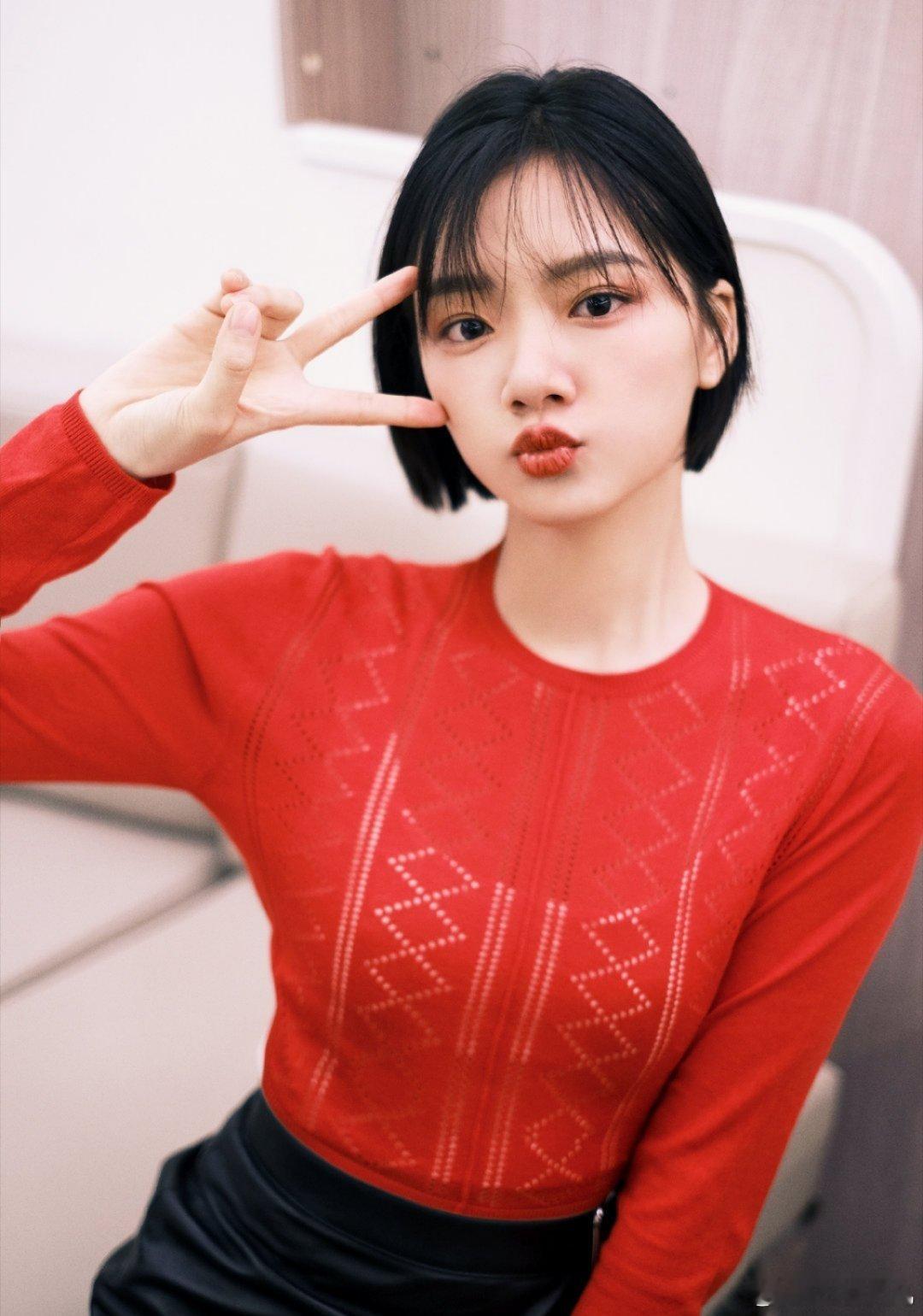 1、杨紫和胡歌主演的《生命树》刚杀青就传出了排播消息，不仅是春节档还是央一加几个