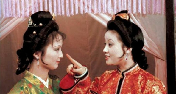 《红楼梦》中的平儿，包容善良，风流婉转，仿佛没有任何缺点，也活成贾府一股清流。然