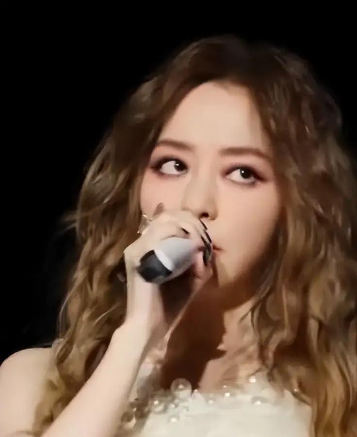 3月21日广州演唱会，张靓颖白纱上台全程面无表情，台下议论纷纷，她直接开口：假期