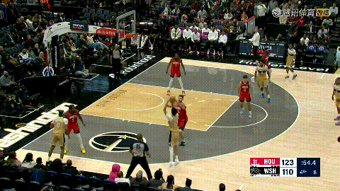 火箭巨星杜兰特再现神级操作！在今天火箭客场挑战奇才的比赛中，当时比赛进行到了第一