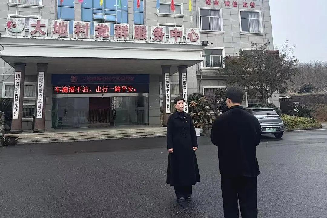 在当下这个流量为王的短视频、直播带货新时代，原先相对偏远、闭塞的农村，借着网络的