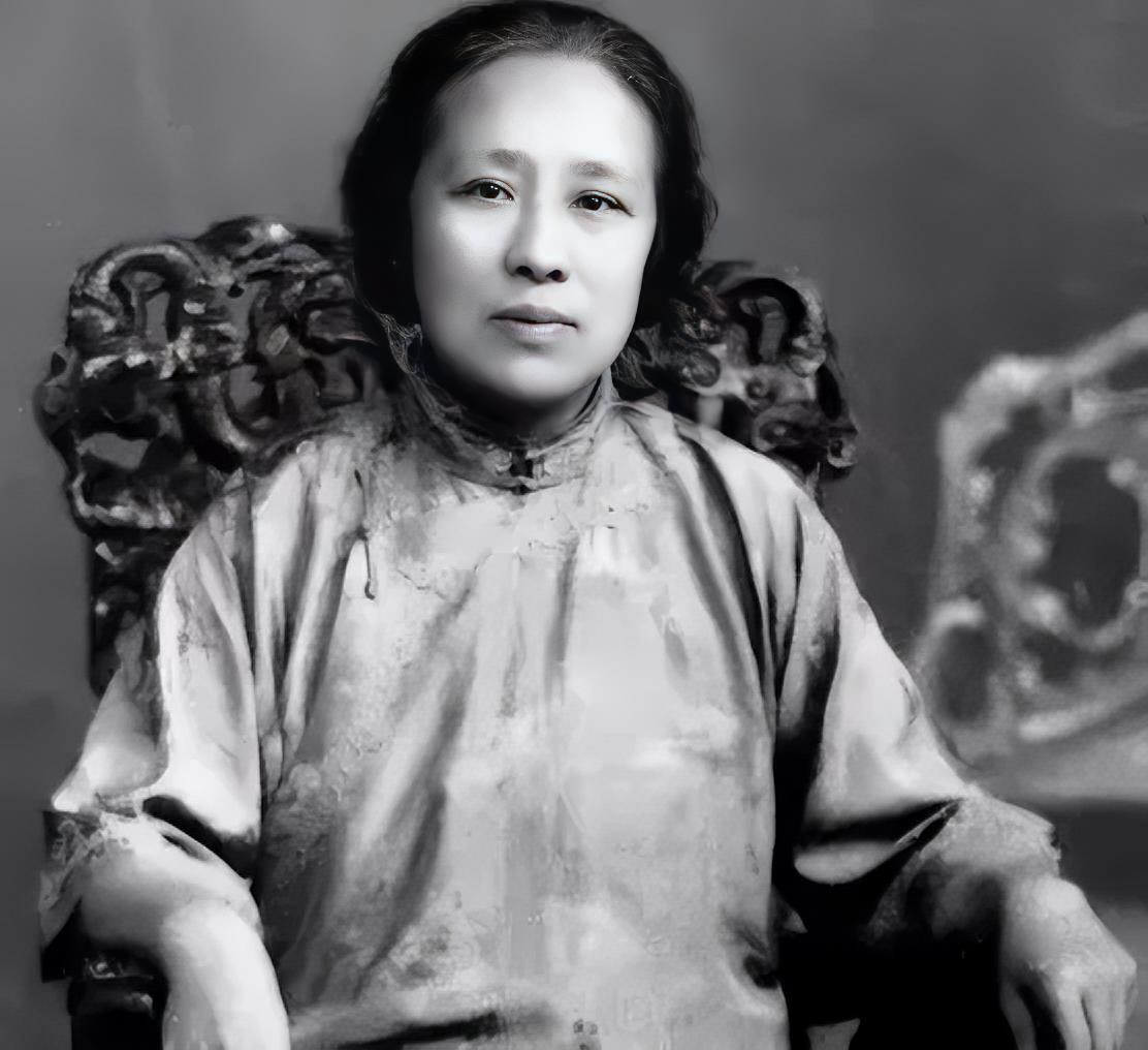 何香凝敢在蒋介石面前把门摔得震天响，不是仗着身后有兵有枪，而是她身上戳着一根谁也