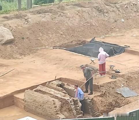 网友居家实拍！胶州云溪河畔一工地发现古墓葬，考古现场曝光。有网友在家中拍摄视频