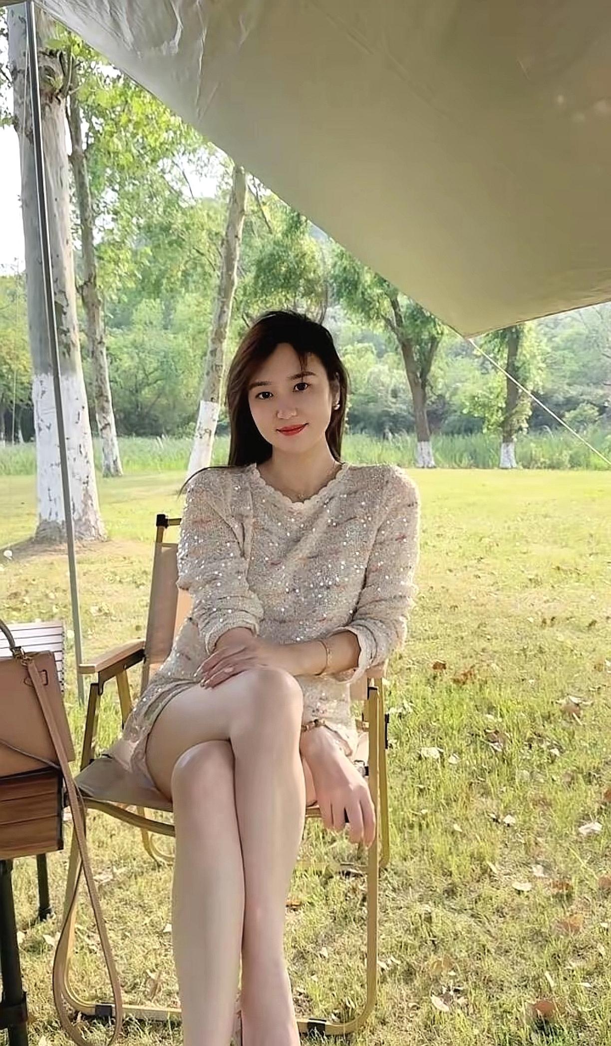 姐姐坐在露营地晒太阳，好惬意！