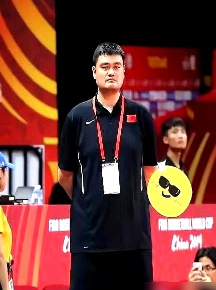 当年被骂停的红蓝分队战术，七年后又被原封不动捡了回来。2019年世界杯一输，铺天盖地的口水直接把姚明