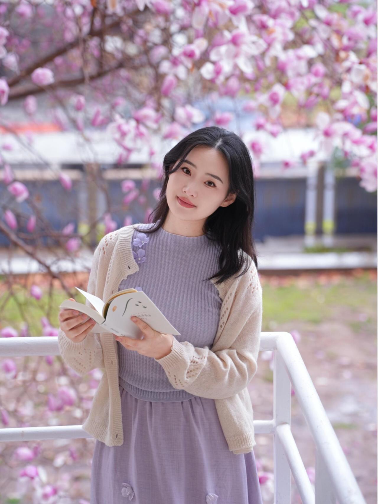 待在花树下，静享阅读时光，温柔如你。