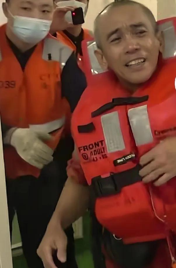 菲律宾恩将仇报，倒打一耙。我驻使馆人员摊牌，马科斯下逐客令，12名外交官立马走人