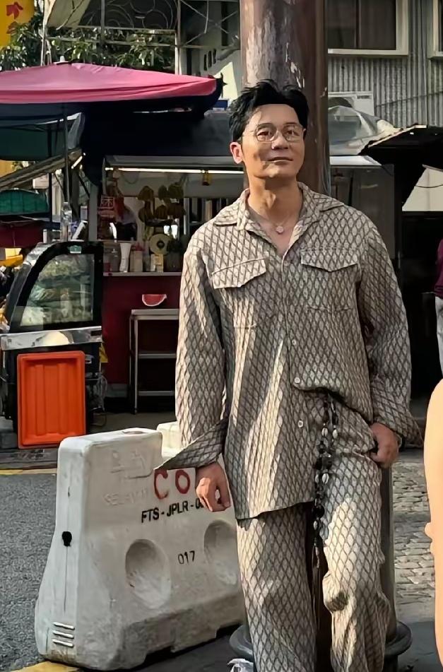 这个玩心型石头的男人，玩了半天现在玩成了快五十岁的单身狗。当初这个男人有很多