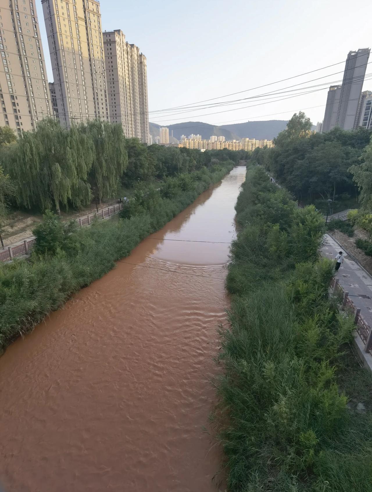 兰州的黄河水为什么不是黄色的？一场大雨让黄河实名相符！昨日，甘肃各地一场透雨，让