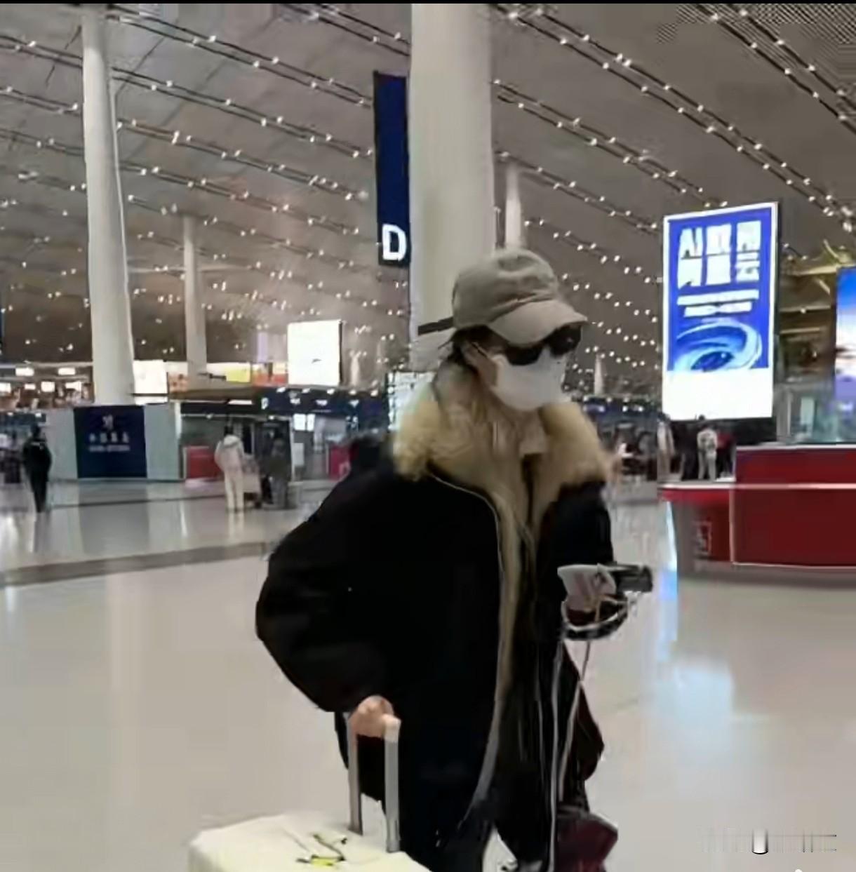 王楚然机场直接开跑！赶飞机遇行李箱翻车，跑男录制先演“实战版”王楚然一大早