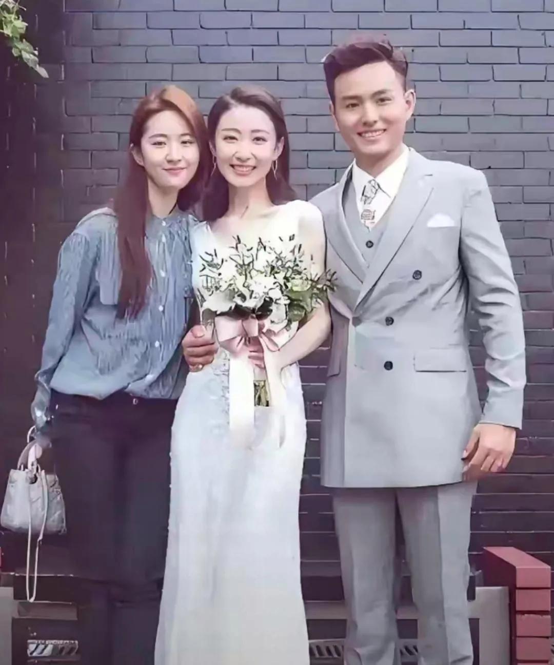 哇塞，这位新娘长腿蜂腰，轻骨柔姿，眉眼如画，丰标不凡，清约独韵哈，这颜值得甩刘亦
