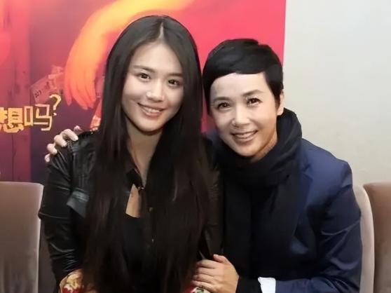 2016年，蒋雯丽把公司刚套现的13亿，大方地拿出1.2亿大方送给自己的外甥女马