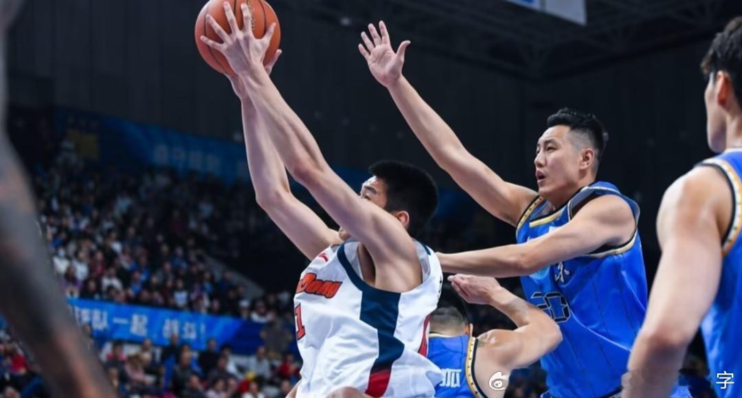 王洪泽才是第一个赛季，没有稳定的出场时间在萨林杰受伤，王少杰受犯规影响，焦伯乔离