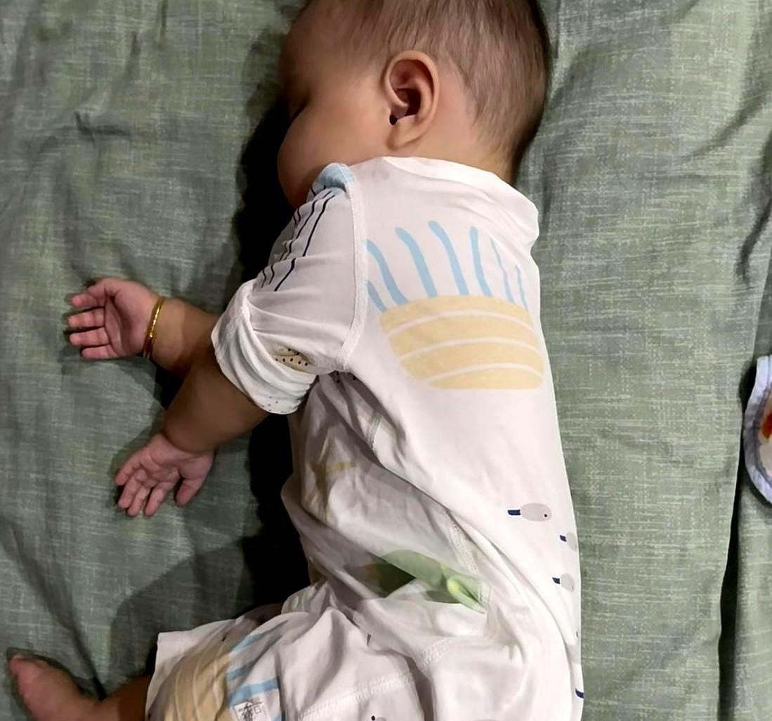我随口说：“人家生完孩子刚满月就出去上班，你也不做家务也不上班，咋那么懒？”儿