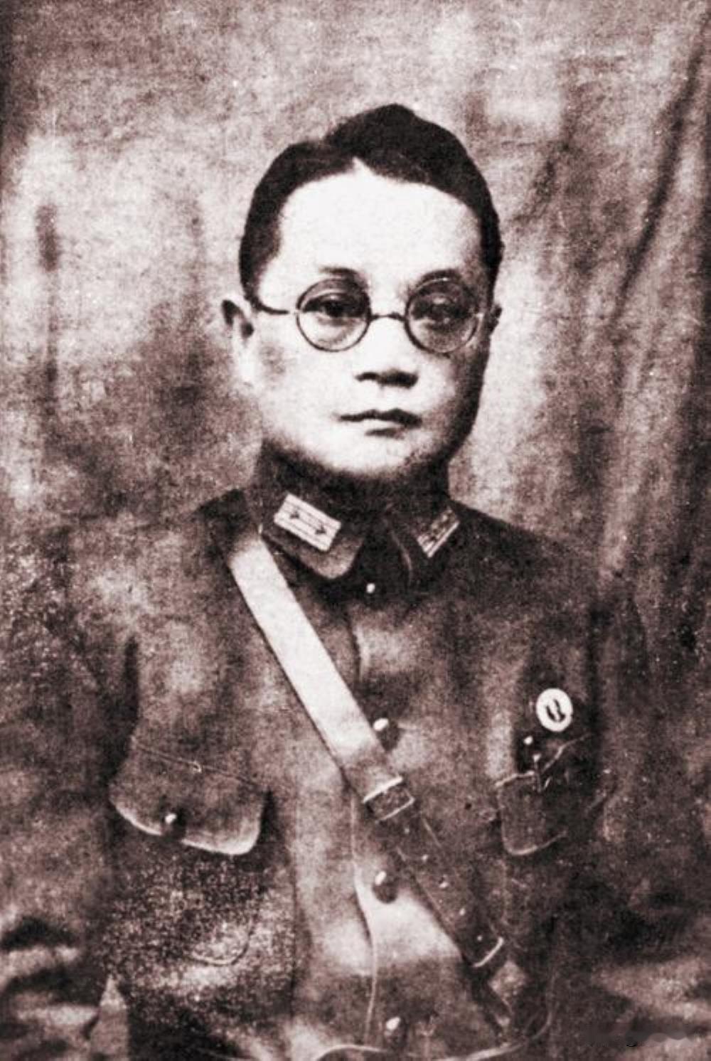 1949年,国军上将潘文华决定起义,却发现七姨太是特务,为了不打草惊蛇,他对七姨