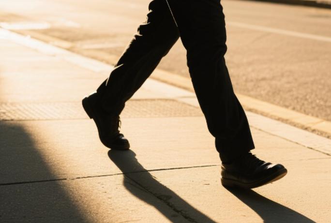 每天走路1万步未必健康，中医发现：走错时间，反而伤肾又伤心 很多人把每天1万