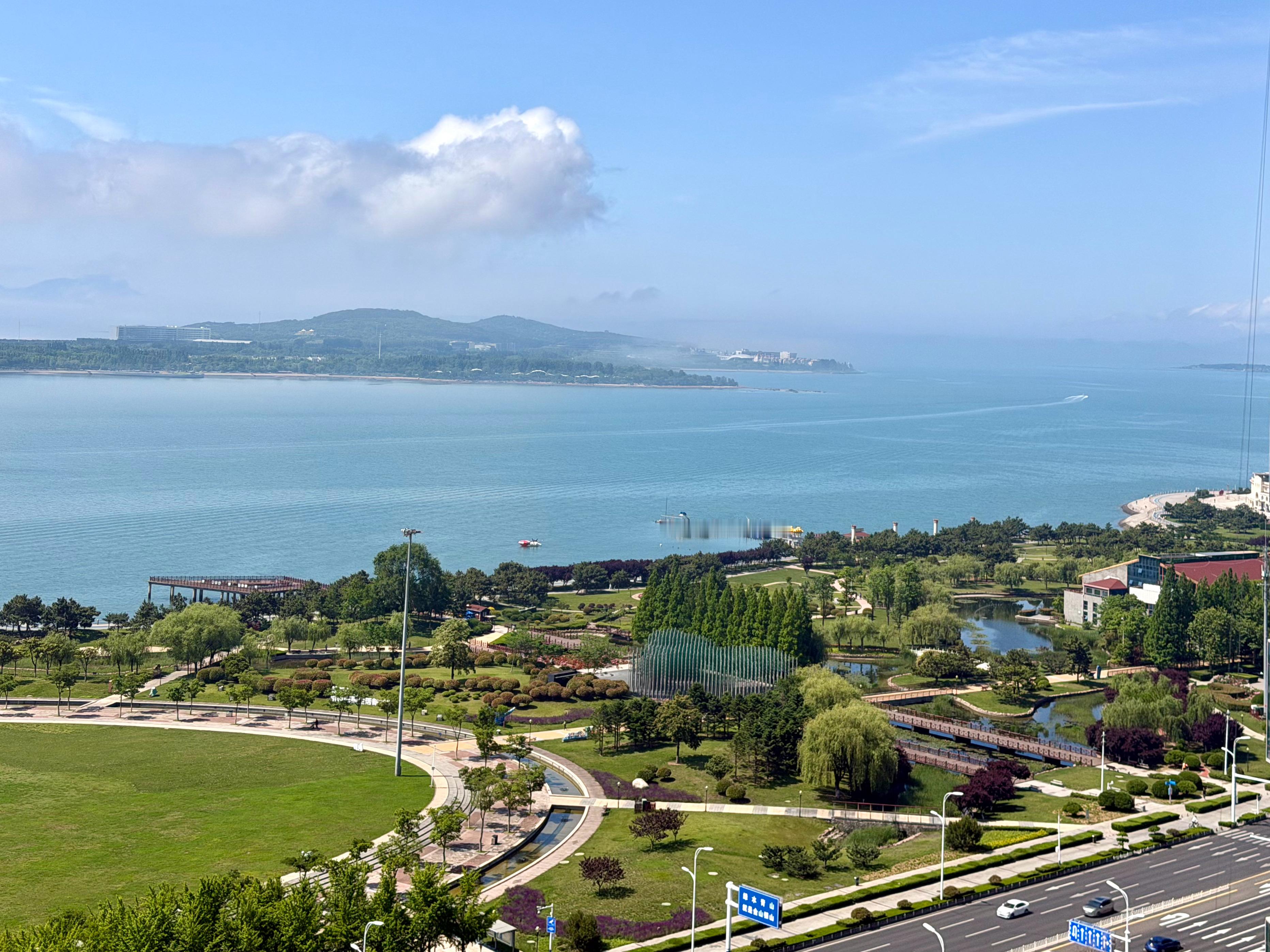 早上弥漫的海雾一度以为穿越回了五月还好雾散了青岛