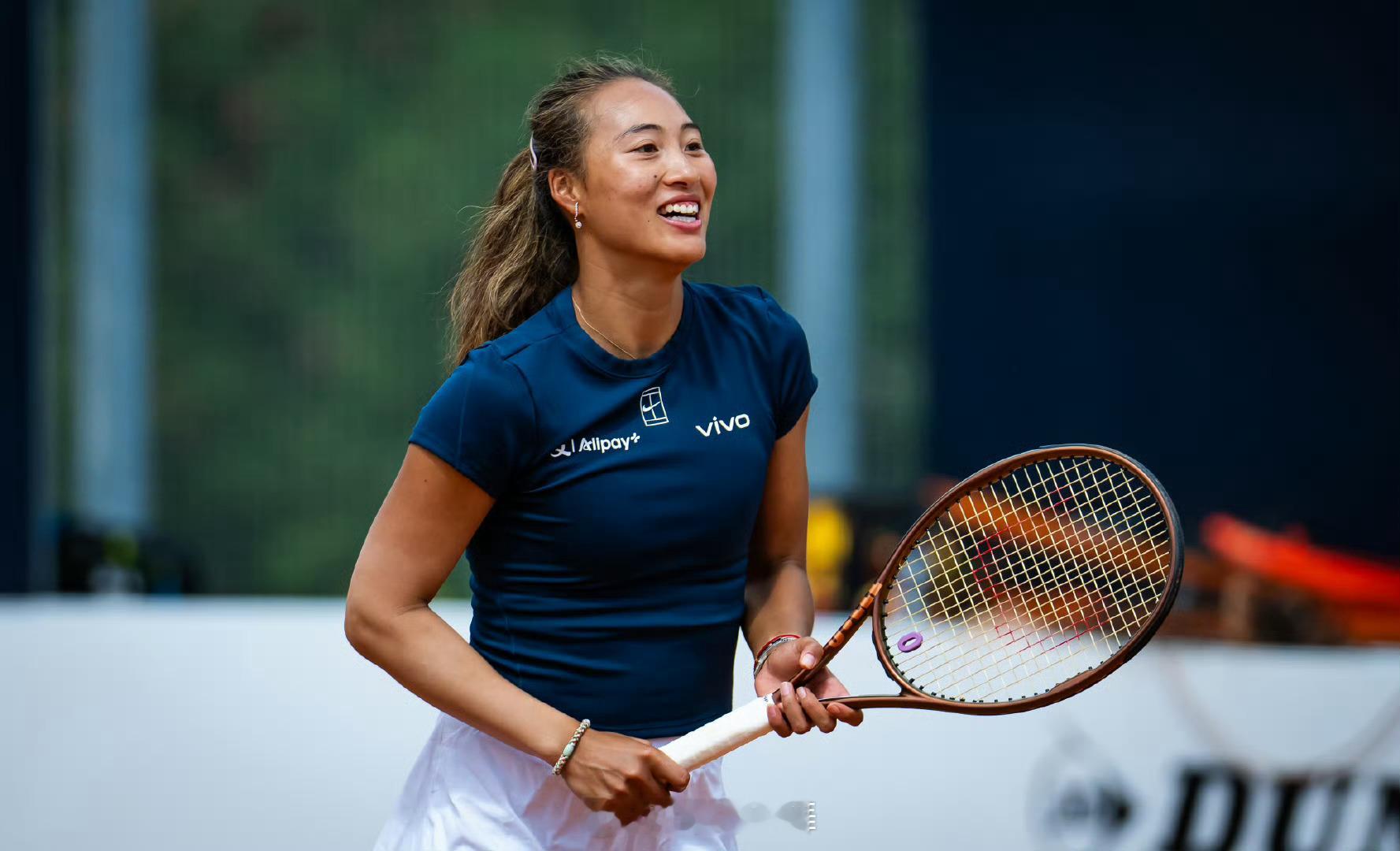 罗马WTA1000赛，郑钦文接受了专访，展现出坚定的信念与成熟的心态。谈到和萨巴