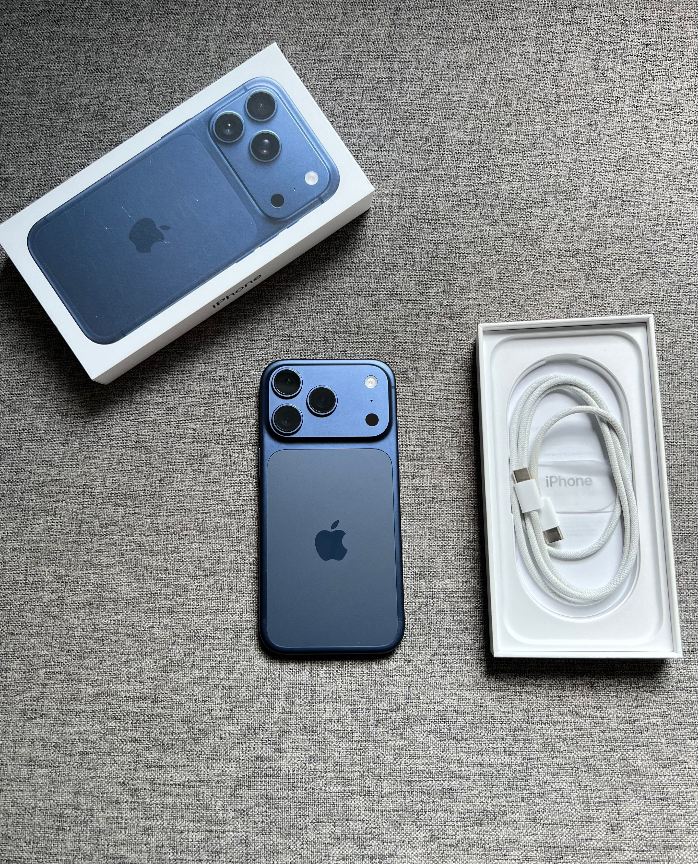 两台极品机况iPhone17Pro256G银色，完美全套，电池仅循环9次，