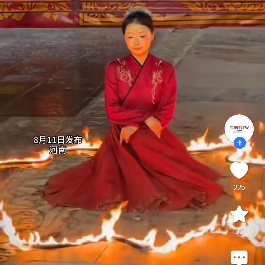 氛围感满满的火裙舞，好看的同时很多人都在暗自替演员捏一把汗。