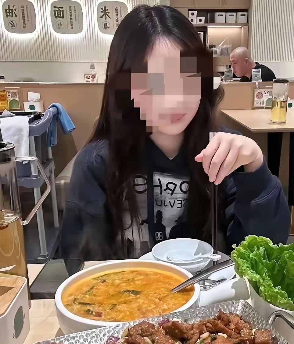 一位小伙子相亲，第一次和女方在餐馆吃饭，女方点了菜，两个人边吃边聊，小伙觉得和姑