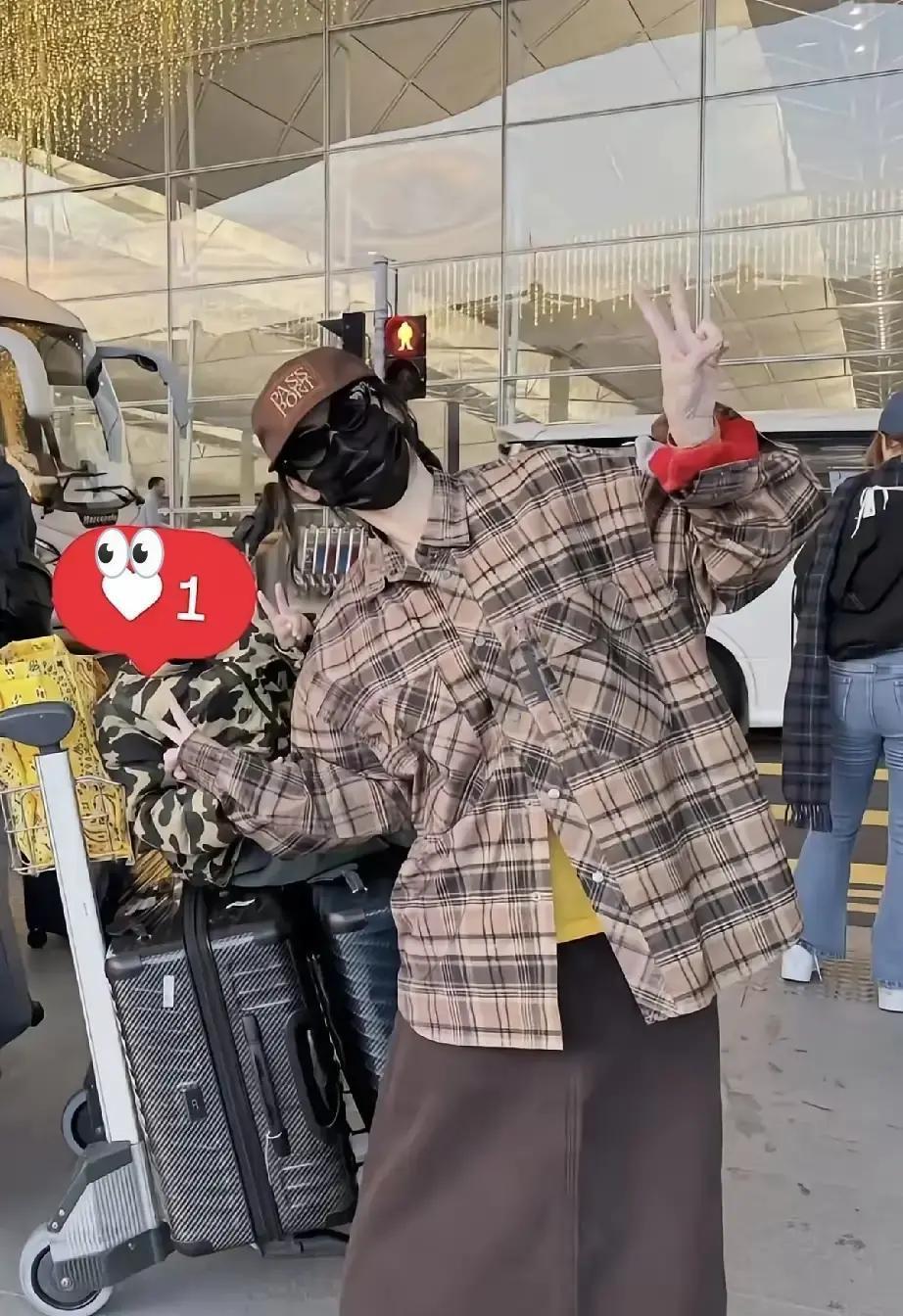 跨年那天，她身边终于不是孩子张柏芝把镜头对准老爸，77岁的张仁勇抱着7岁的