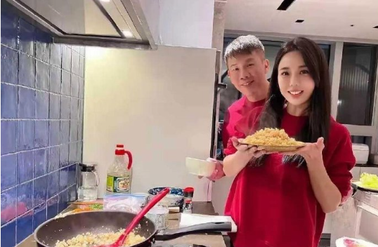 陶喆真是再一次证明，娶妻要娶年纪小的，你老了，她还美得赏心悦目。江佩蓉比陶喆小