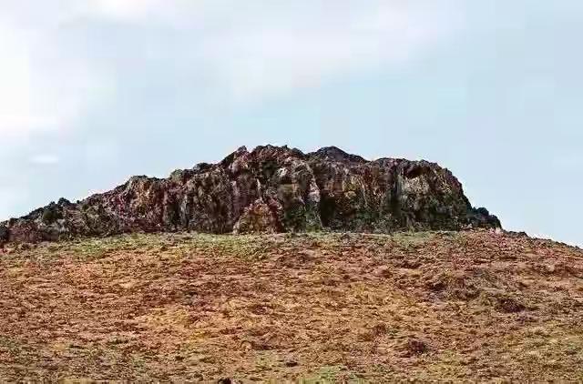 2017年夏，中国老教授在蒙古国杭爱山脉深处，看清悬崖壁上的斑驳刻痕后激动跪拜祖