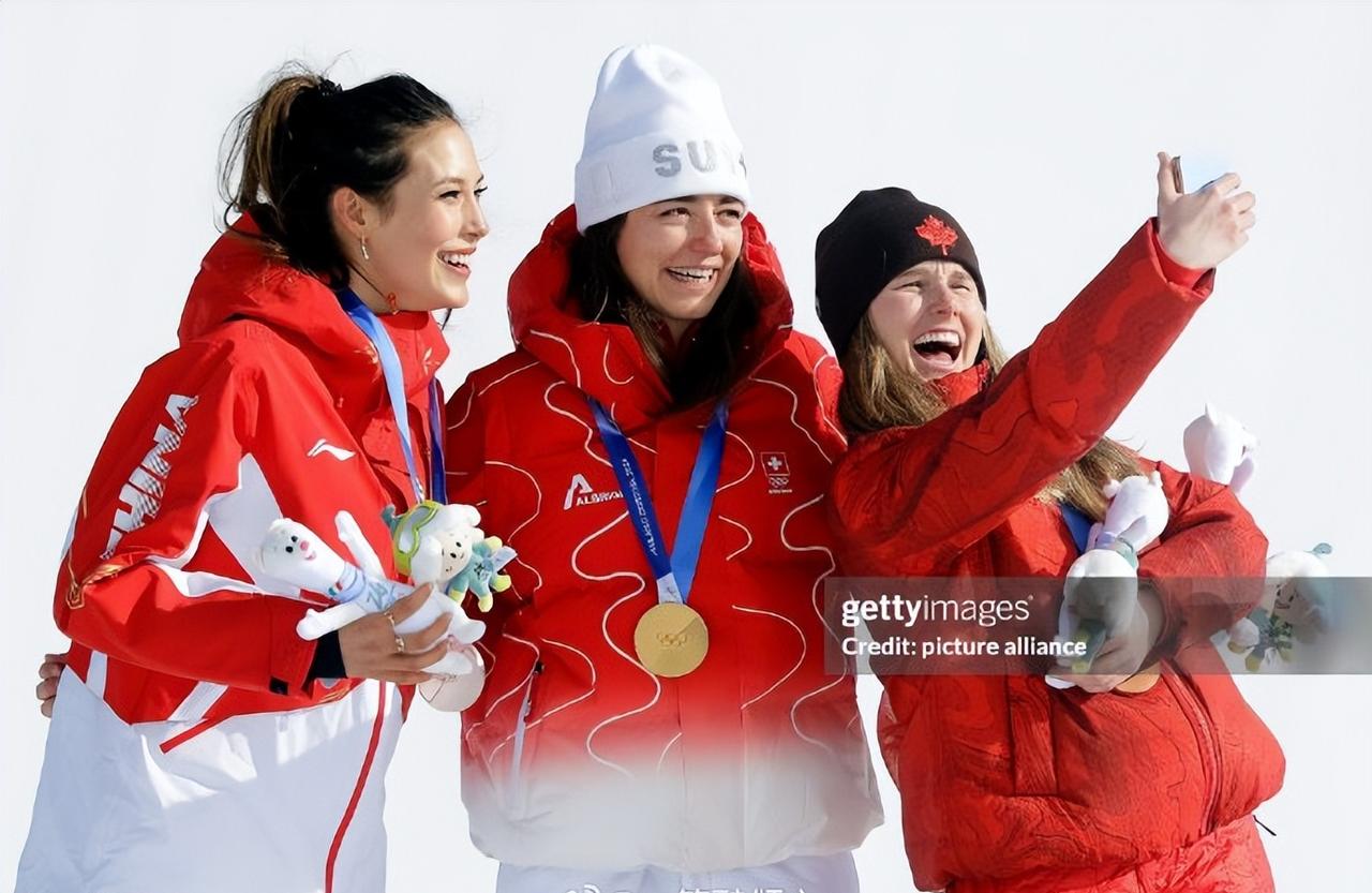 英国安妮公主亲自给谷爱凌颁奖啦！2月9日，安妮长公主以国际奥委会的身份，亲自在