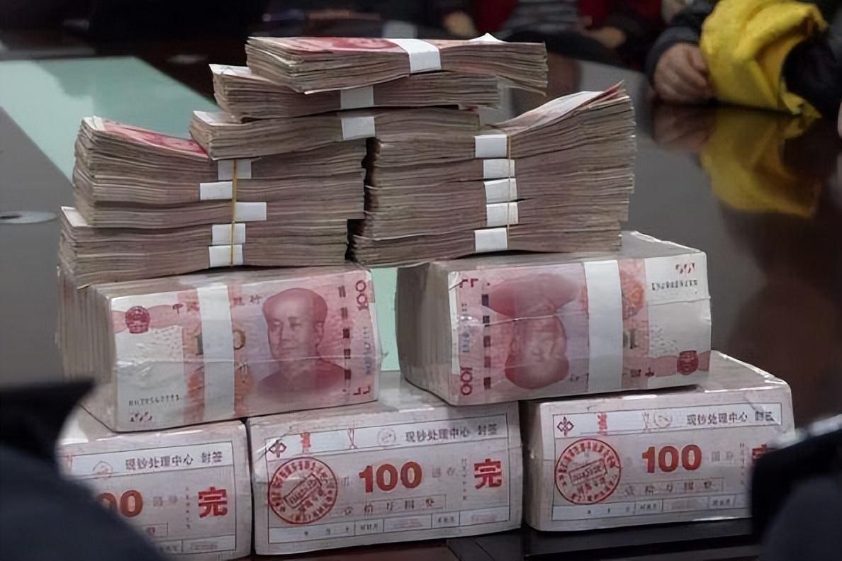 我表姐上个月刚满40岁，干得一手好PPT，月薪1万5。昨天她发给我一张截图，银行