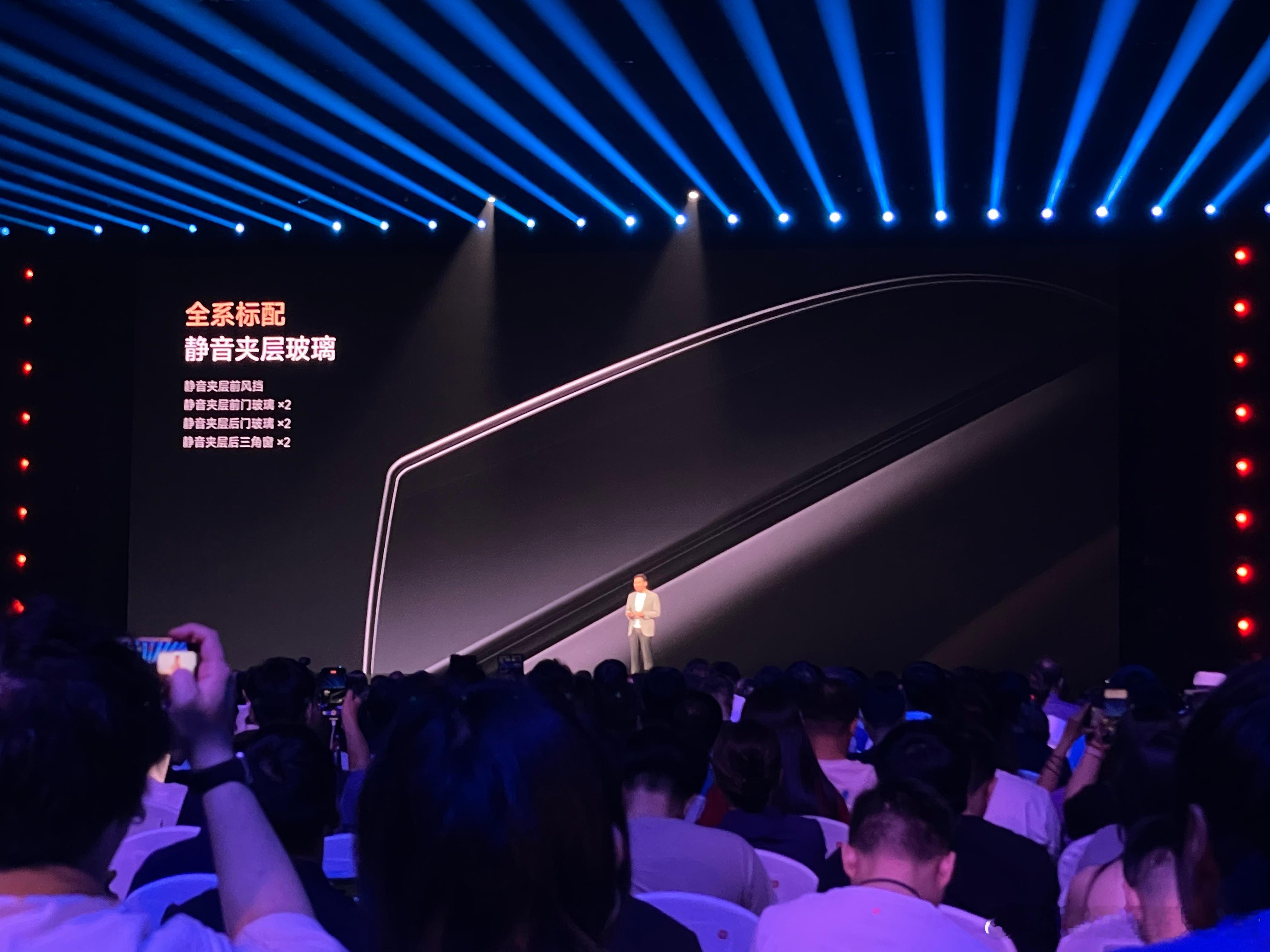 小米YU7全系标配静音夹层玻璃，交付的时候还会赠送车载安全锤。新能源汽车小米