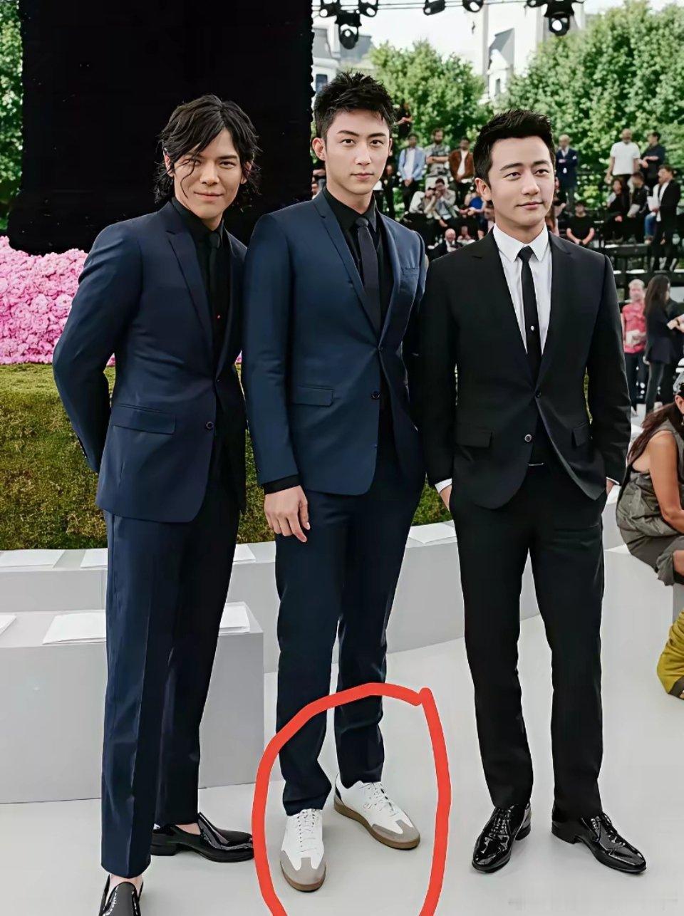 黄轩身高177cm，黄景瑜身高187cm，向佐身高186cm。黄轩是当中最矮的那