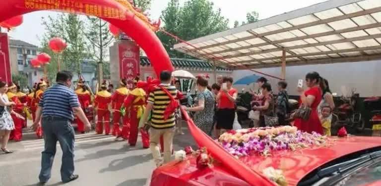 “不拿钱不下车！”河南商丘，一女子结婚，闺蜜在旁作陪。临到下婚车时，闺蜜突然劝女