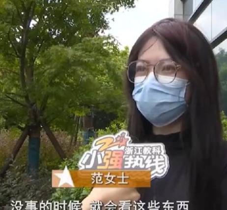 浙江杭州，一个漂亮女生平时很喜欢看帅哥，在网上看到帅气男子唱歌跳舞的，她情不自禁
