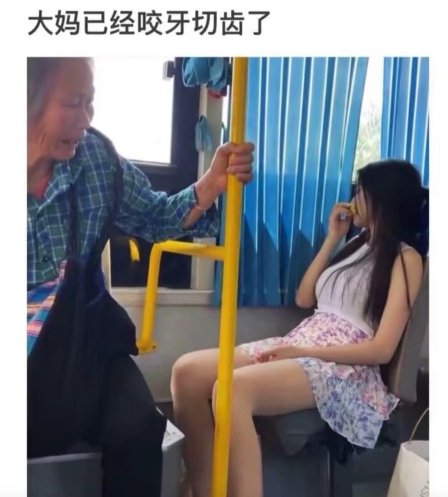 大妈已经咬牙切齿，不是因为没座位，是因为这股“生化武器级”的味道，已经把她熏得灵