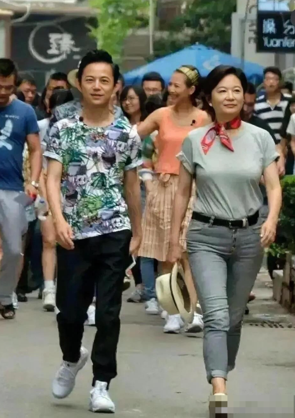 一点也不敢相信自己的眼睛，这居然是70岁女演员的真实颜值，脸上没有皱纹，头发乌黑