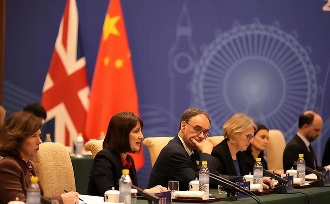 中美在伦敦开谈前，英方突然当着全球向中方喊出一句话，美方彻底懵了！中美关系如今