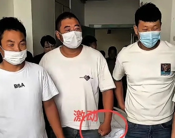 张伟救人事件，我又发现几点细节：1.张伟连救4人后，他已经体力不支了，他妈妈也