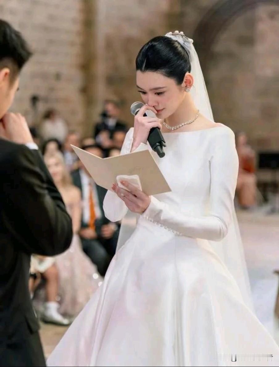 奚梦瑶古堡婚礼婚纱美不美，咱先不做评价，但是有一点可以万分肯定，那就是，她当