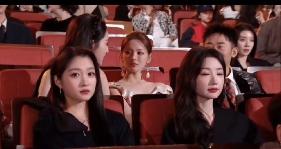 以前，我就分不清关晓彤和毛晓彤，坐在一起我还是弄不清楚。人们都说关晓彤长了一副不