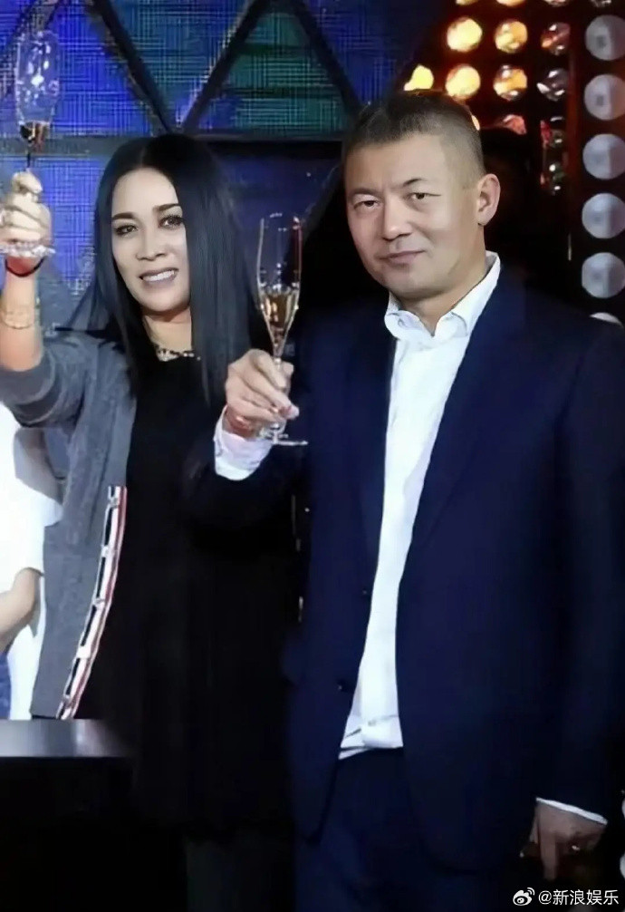 那英在英国陪女儿读书那英老公被曝与美女饭店亲密互动，此时那英正在英国陪女儿读书。