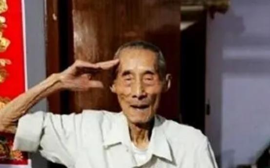 1942年，黄士伟在路上埋60枚地雷阻击日军，准备预测日军会停下的地方时，他突然