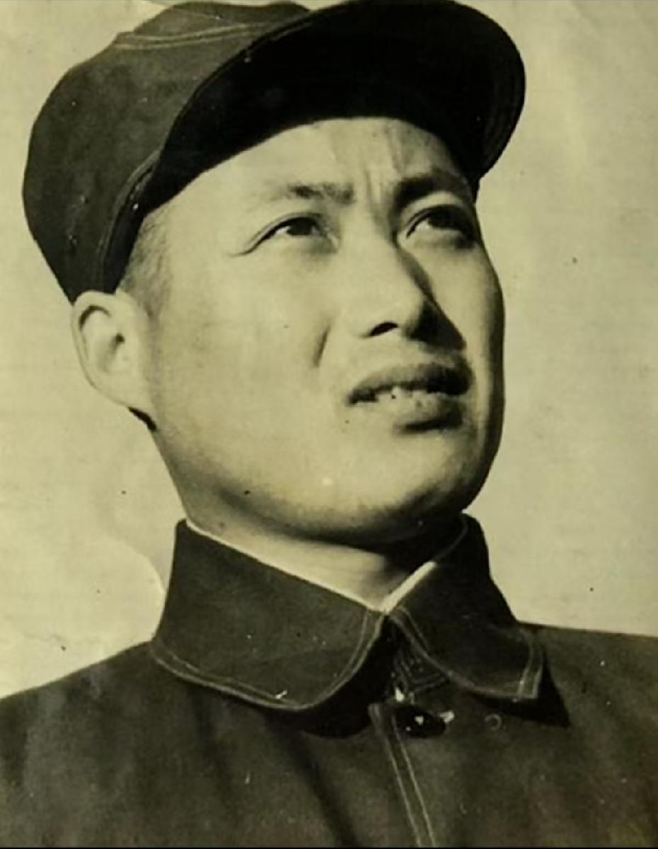 本来不用冲在前线，他却主动接下九死一生的任务，铭记解放海南的英雄--刘振华