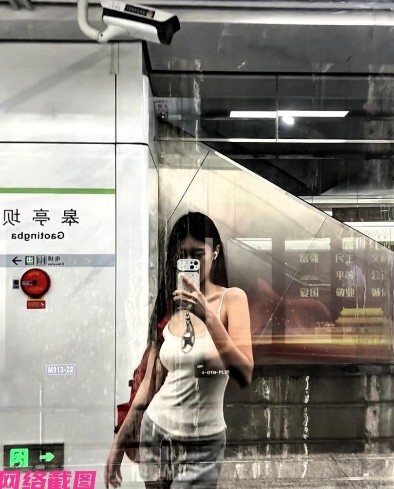 浙江杭州有名长相与身材姣佳的女生在地铁站内候车，此刻女生身穿吊带衫更展露身材的曼