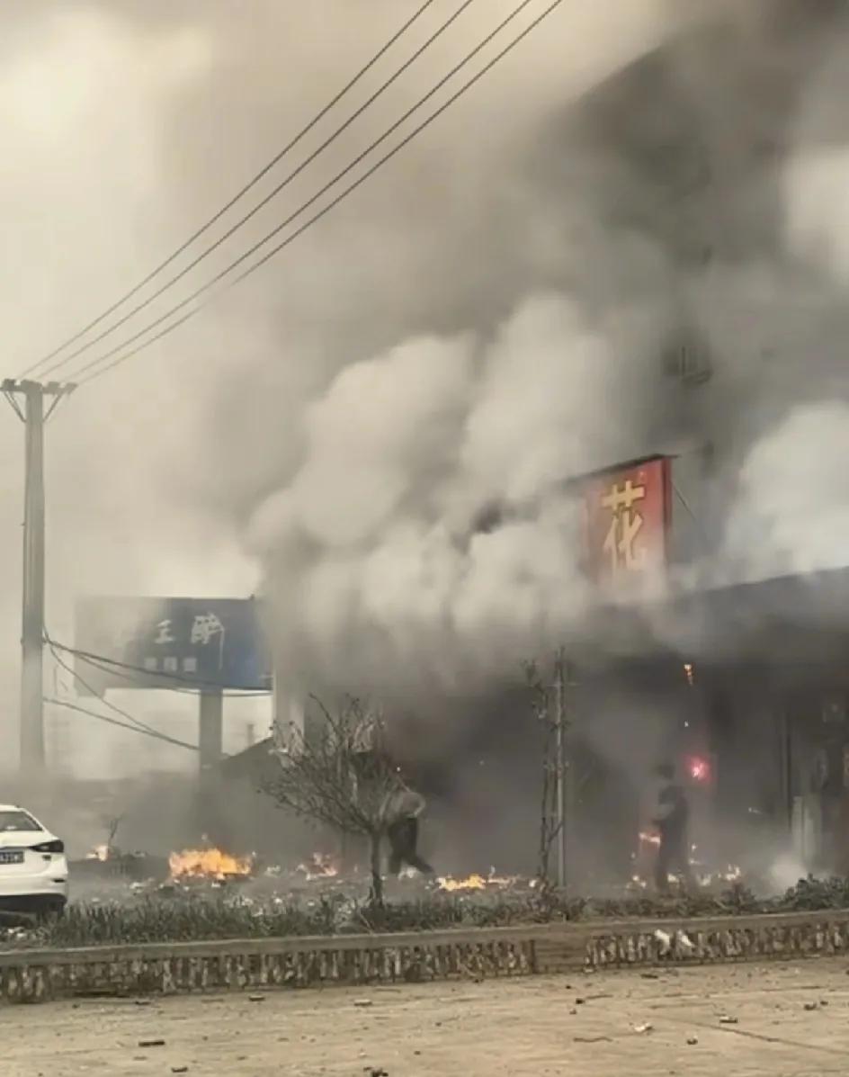 湖北襄阳宜城烟花爆燃事故中，遇难的林某某是店主的女婿。店主姓杨，开了三个店，过年