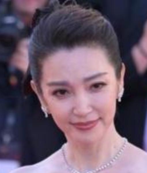 2026年5月16日，李冰冰亮相第79届戛纳电影节影片《因果报应》首映红毯，时隔